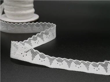 Söpöt lapset käyttävät elastista pitsireunaa